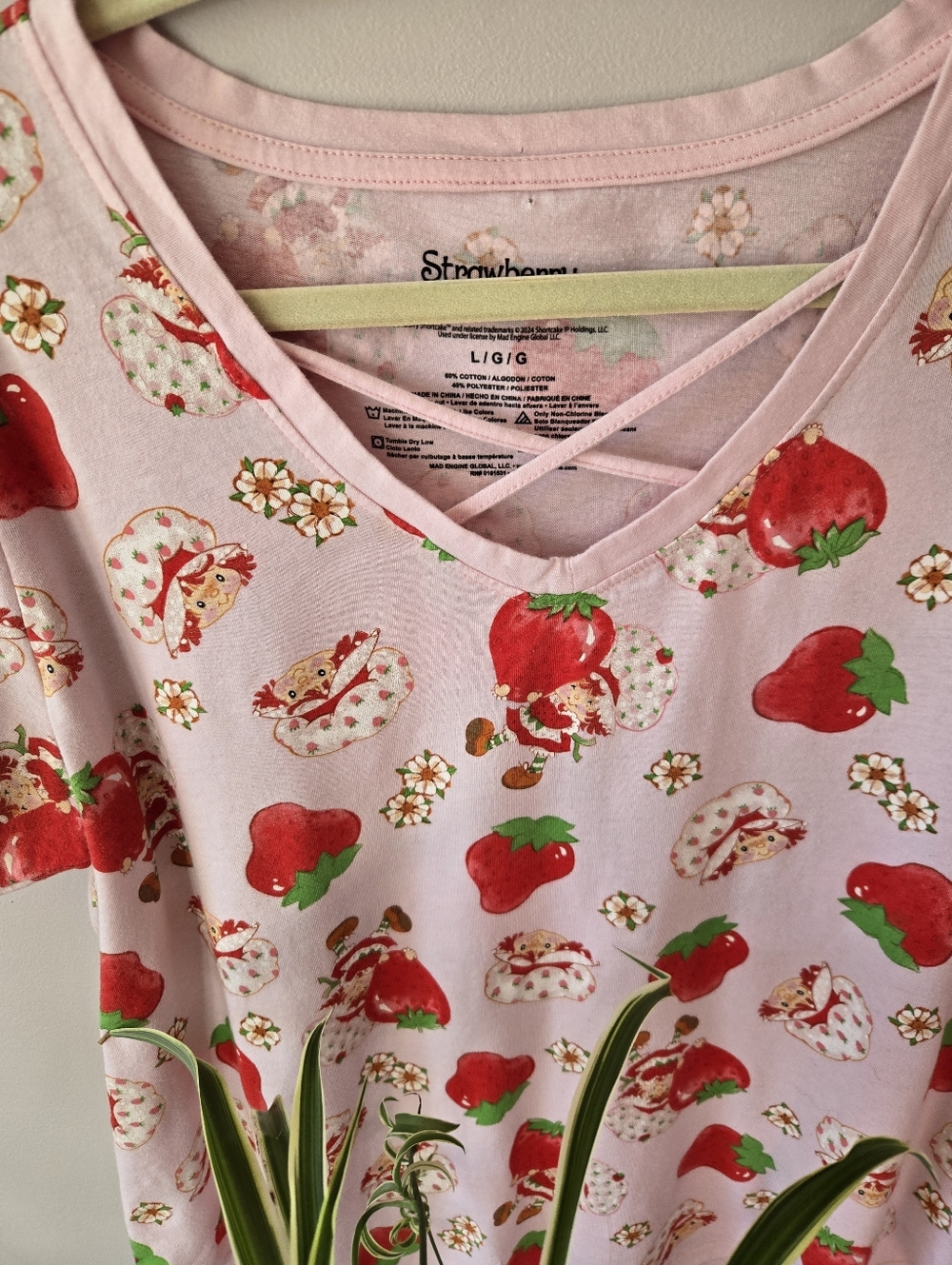 🍓Strawberry Shortcake Criss-Cross V-Neck Graphic Tee - Size Large🍓SWEETEST TOP - Picture 3 of 11